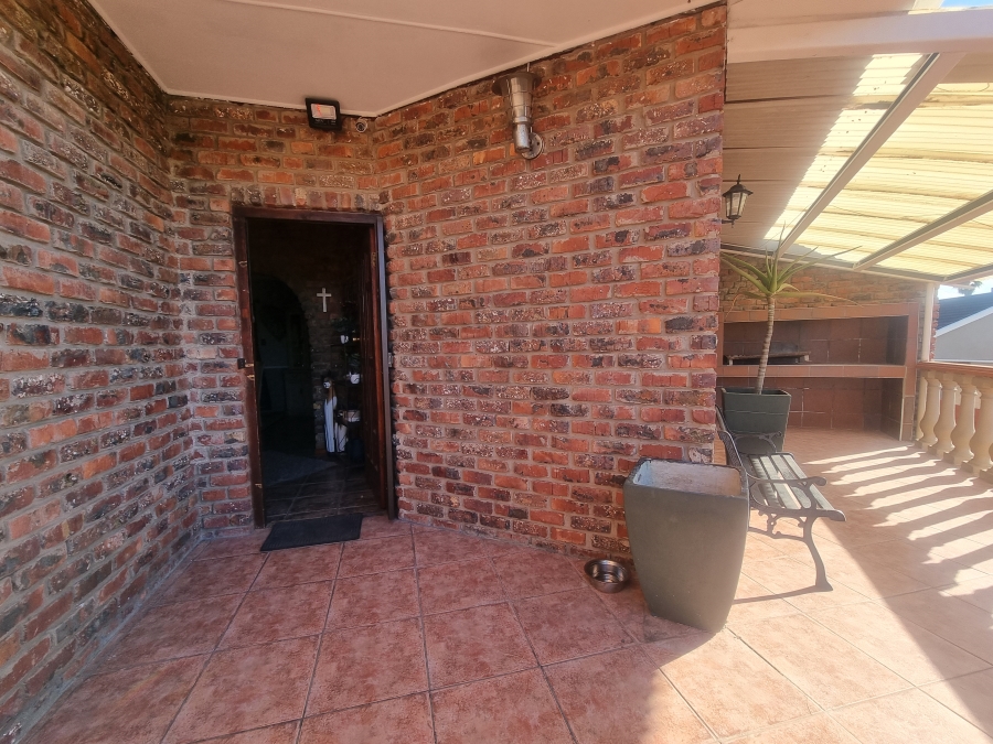 6 Bedroom Property for Sale in Heiderand Western Cape
